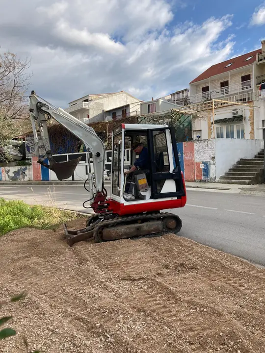Takeuchi Mini Bager Takeuchi TB025  kompletan čekić/3 kašike/30/60/Planirka spreman za rad/ZAMJENA ZA MANJI