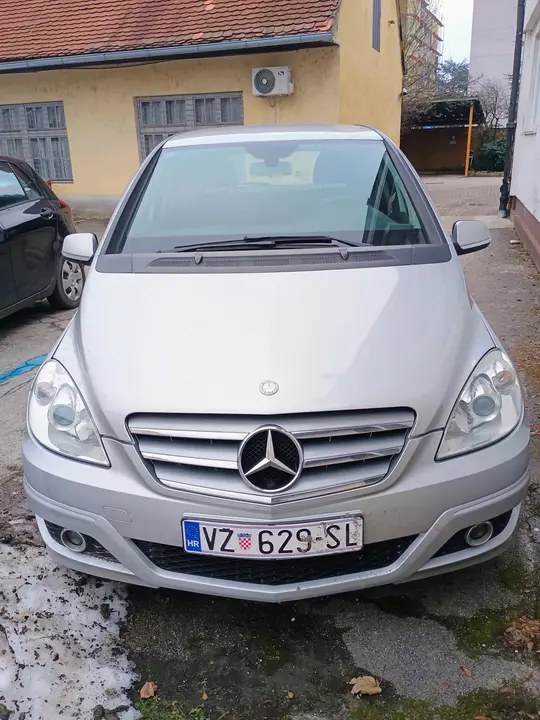Mercedes-Benz B 180