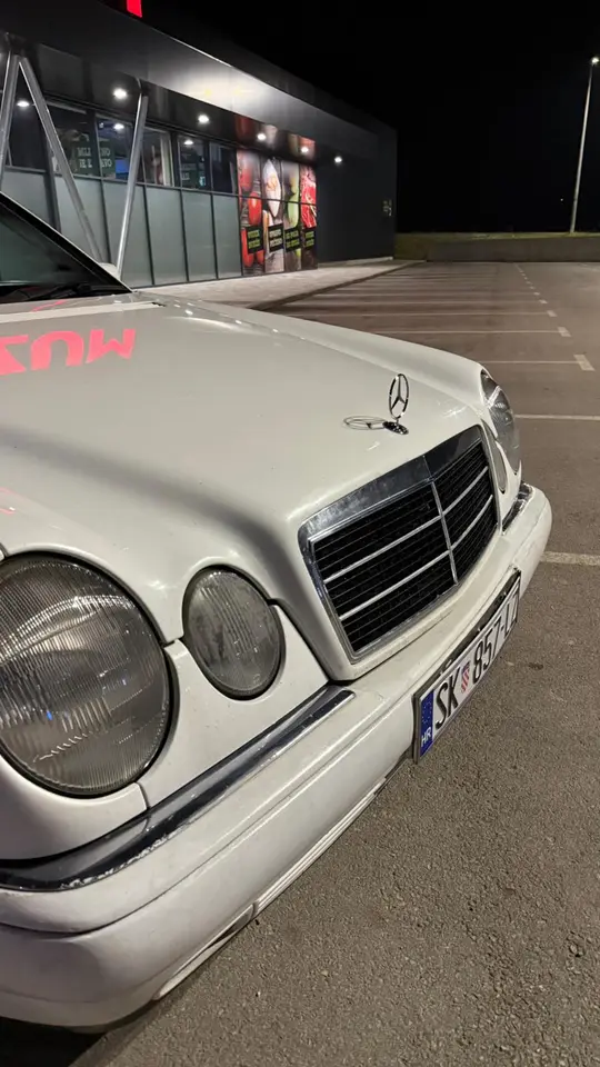 Mercedes-Benz 220