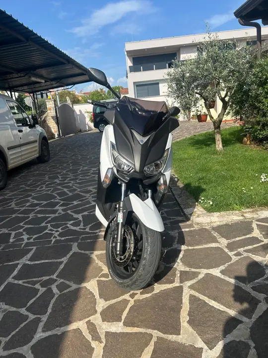 Yamaha X MAX 400
