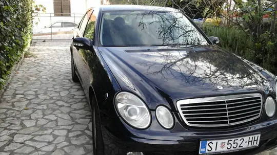 Mercedes-Benz E 240