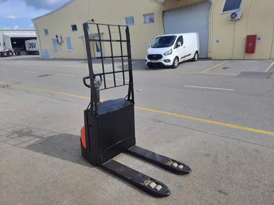 Toyota LWE200 LEVIO viličar voćarski