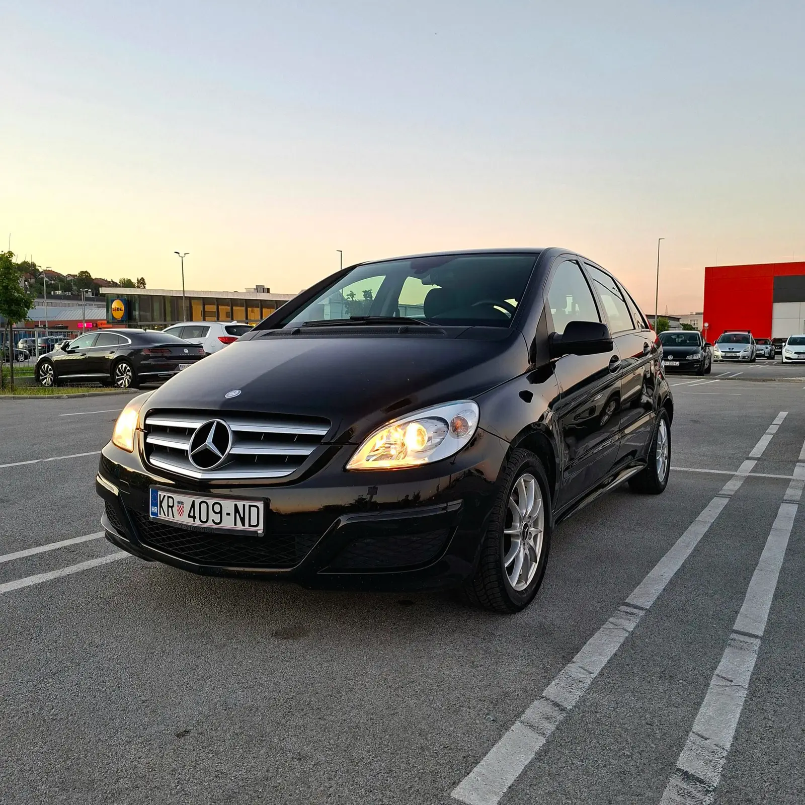 Mercedes-Benz B 180